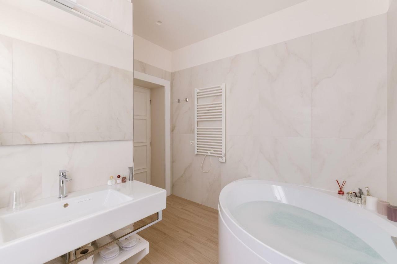 Suíte com Cama King-size e Banheira de Hidromassagem